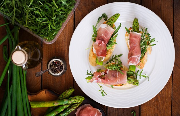 Toasts aux asperges, roquette et prosciutto.