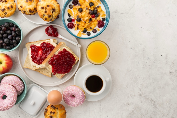 Photo gratuit toasts avec de la confiture et du jus