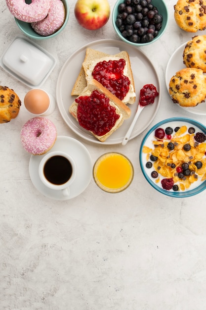 Toasts avec de la confiture, du muesli et du café