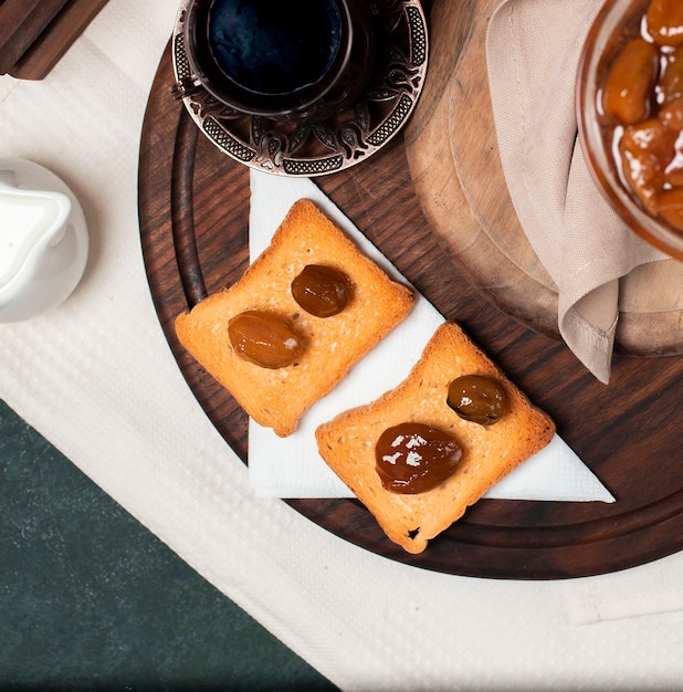 Toasts avec confiture de figues et un verre de thé noir.