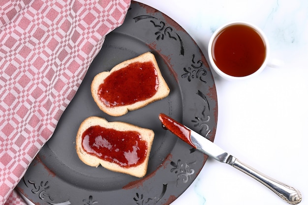 Toasts à la confiture de fraises et une tasse de thé