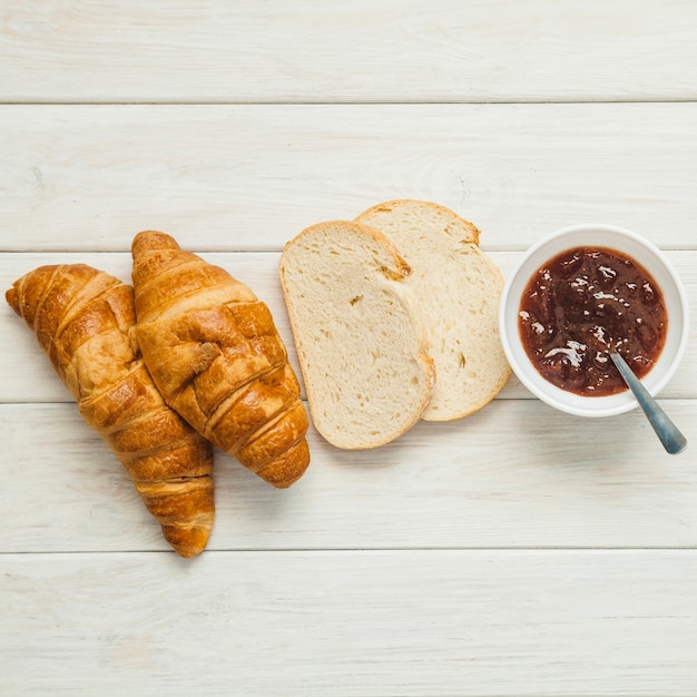 Photo gratuite toasts et croissants avec de la confiture