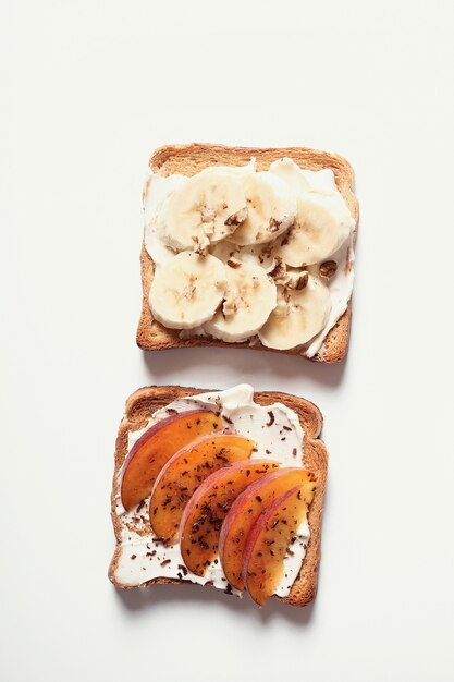 Toasts avec différents ingrédients pour la fête