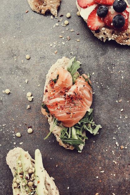 Toasts avec différents ingrédients pour la fête