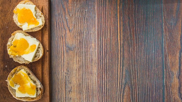 Toasts avec du miel et du beurre