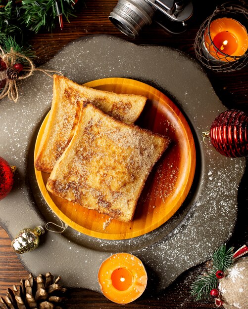 Toasts français sur une plaque en bois