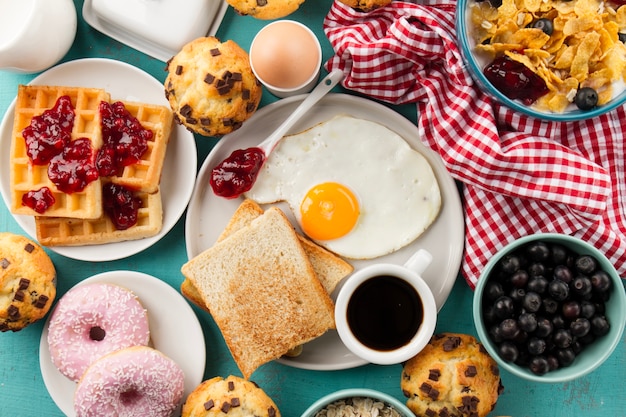 Toasts, oeuf au plat et café sur la plaque