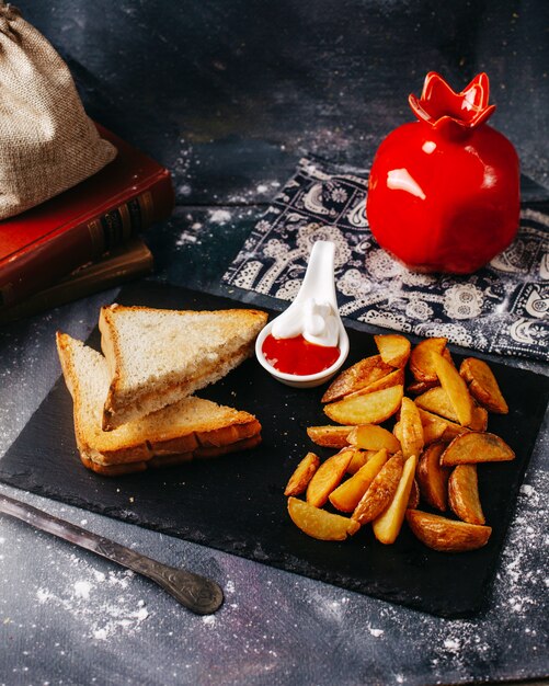 Toasts vue de face avec pommes de terre frites et ketchup avec mayyonaise sur la surface grise