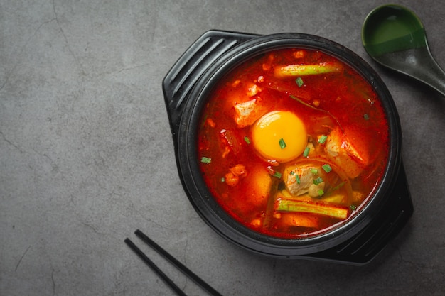 Tofu et jaune bouilli dans une soupe épicée