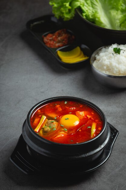 Tofu et jaune bouilli dans une soupe épicée