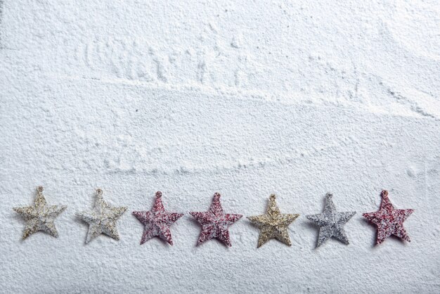 Étoile de Noël colorée sur la neige. décoration de Noël