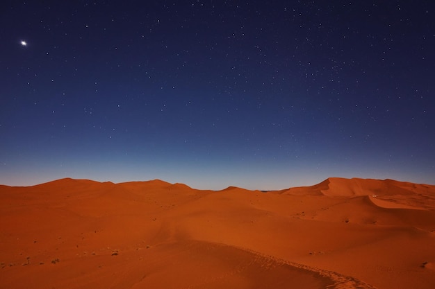Étoiles la nuit sur les dunes du désert du Sahara Maroc