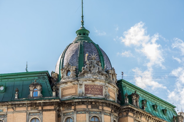 Toit de l'ancien bâtiment en face de ciel bleu en journée