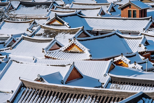 Toit du village traditionnel coréen de Jeonju recouvert de neige, Jeonju Hanok village en hiver, Corée du Sud