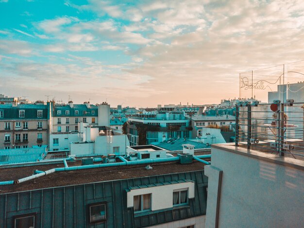 Toits de bâtiments de la ville et ciel nuageux