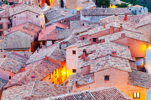 Les toits de la ville des montagnes espagnoles en soirée