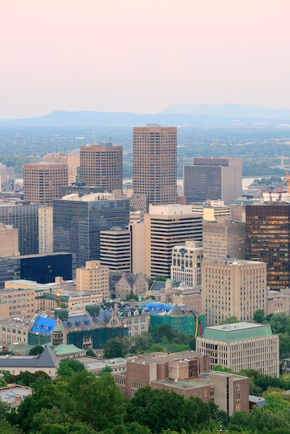 Toits de la ville de Montréal au coucher du soleil vu du Mont Royal avec des gratte-ciel urbains.