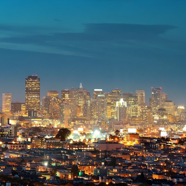 Toits de la ville de San Francisco avec des architectures urbaines la nuit.