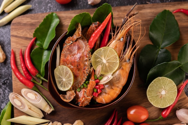 Tom yum aux crevettes et crabe aux feuilles de citron vert, chili, tomate, ail, citronnelle et lime kaffir.