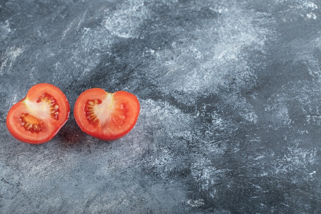 Photo gratuite tomate bio fraîche coupée à moitié sur fond gris. photo de haute qualité