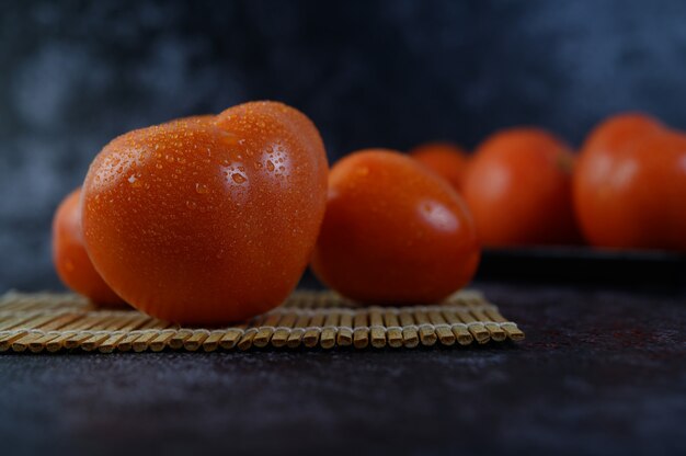 Tomate bio avec des gouttelettes d'eau en macro gros plan.