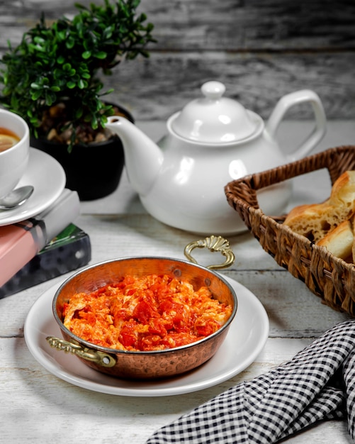 Tomate frite et oeufs sur la table