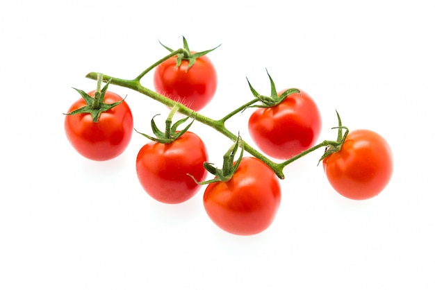 Tomate isolée sur blanc
