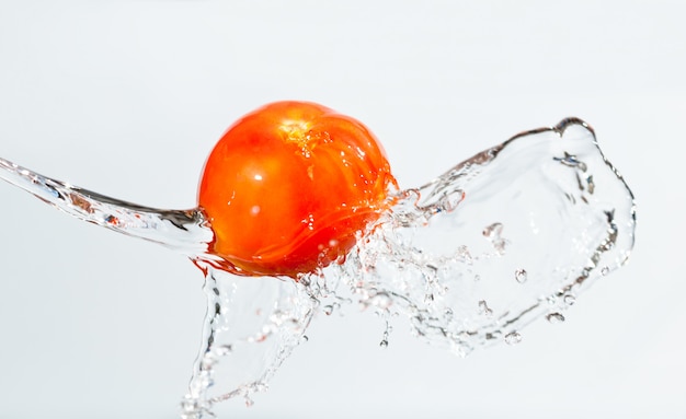 Tomate rouge dans l'eau éclabousse