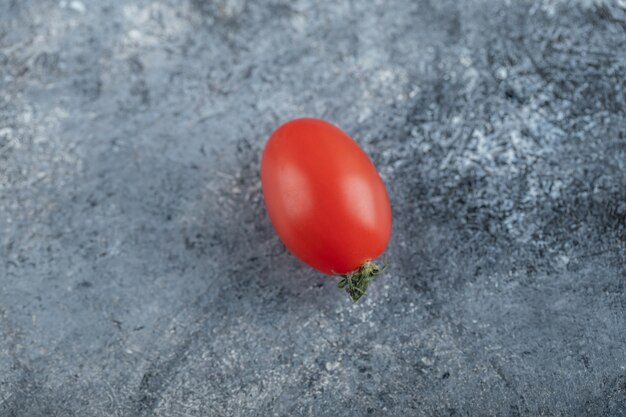 Une tomate rouge à pâte amish fraîche. Photo de haute qualité