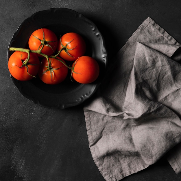 Photo gratuite tomates sur assiette et chiffon