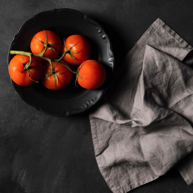 Tomates sur assiette et chiffon