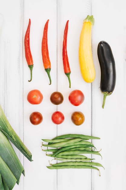 Tomates et aubergines sur fond blanc