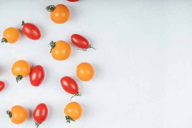 Tomates biologiques colorées sur fond blanc. Photo de haute qualité