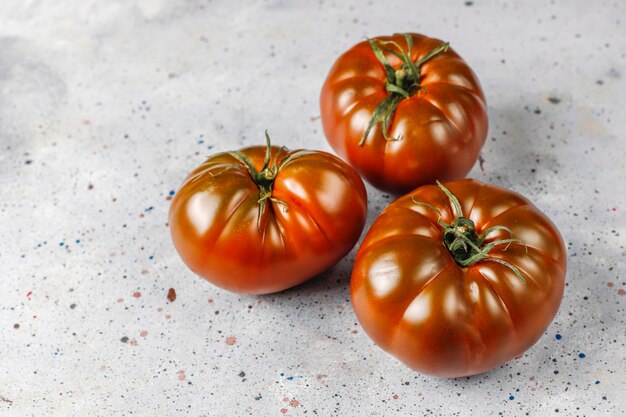 Tomates biologiques fraîches au brandywine noir.