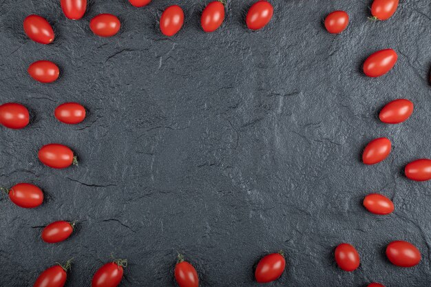 Photo gratuite tomates cerises sur fond noir. photo de haute qualité