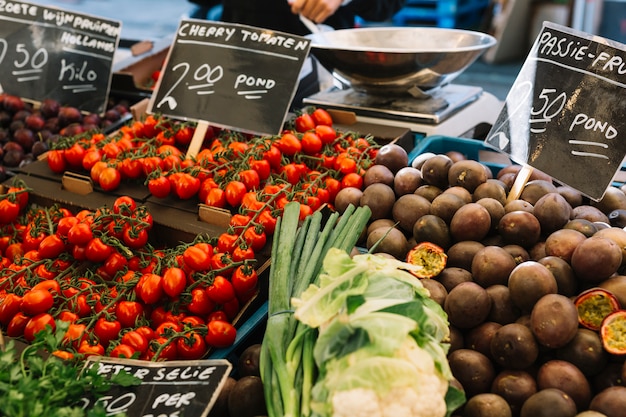 Tomates cerises; fruits de la passion sur le marché de la ferme