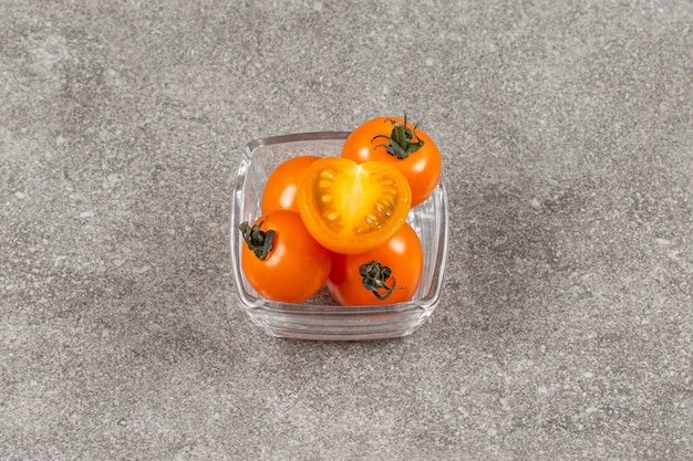 Tomates cerises jaunes entières et coupées.
