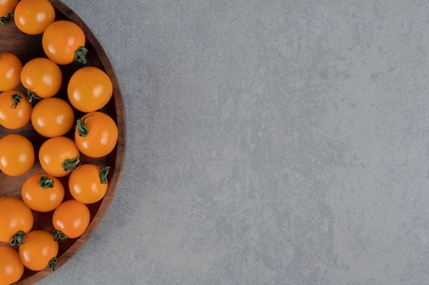 Tomates cerises jaunes isolées sur une surface en béton