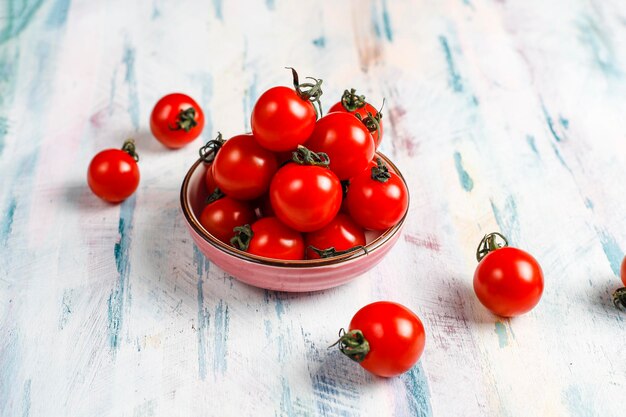 Tomates cerises jaunes et rouges.