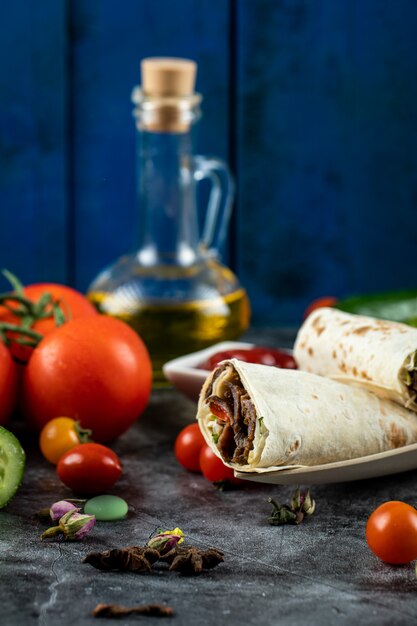 Tomates cerises rouges et concombres verts avec rouleaux de shaurma