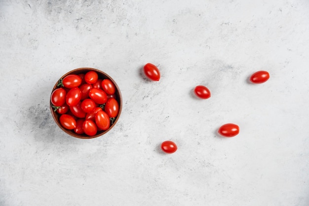 Photo gratuite tomates cerises rouges fraîches sur un bol en bois