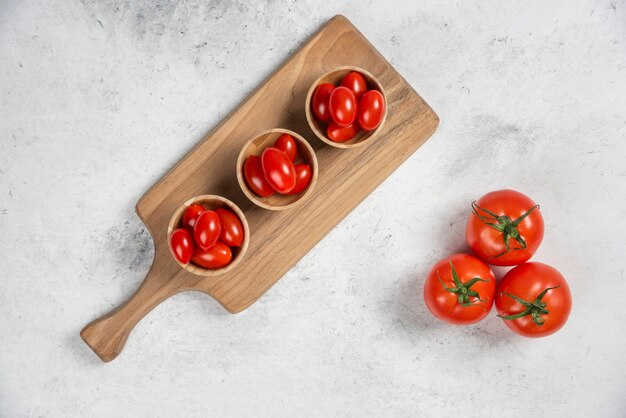 Tomates cerises rouges fraîches dans des bols en bois.