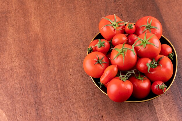 Tomates, dans, doré, bol, rouges, frais, nouveau, cueillette, tomates, dans, bol, vue dessus