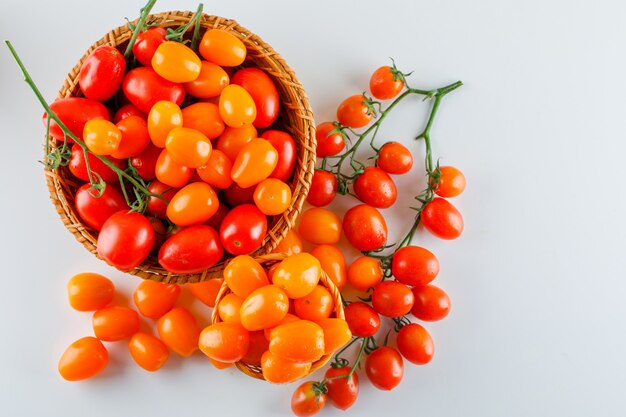 Tomates dans un panier en osier. pose à plat.