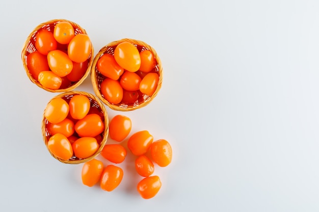 Tomates dans des paniers en osier. pose à plat.