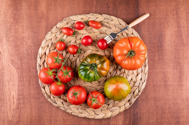 tomates, à, fourchette, vue dessus, sur, table bois