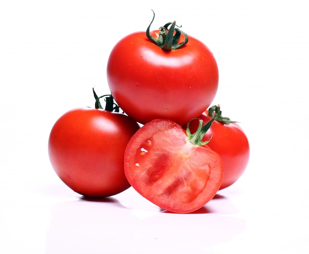 Tomates fraîches sur blanc