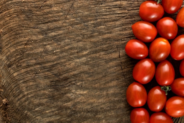 Tomates fraîches sur un bureau en bois