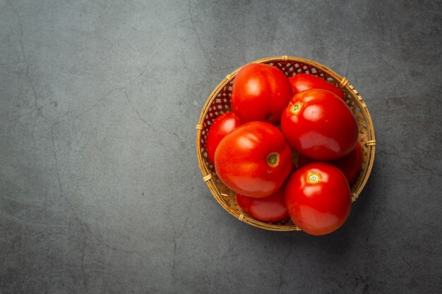 Tomates fraîches prêtes à cuire