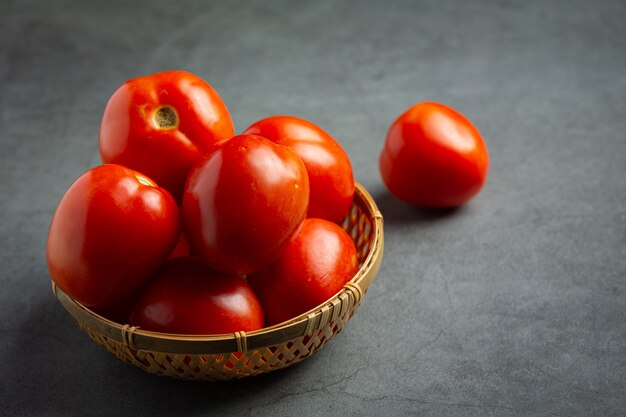Tomates fraîches prêtes à cuire